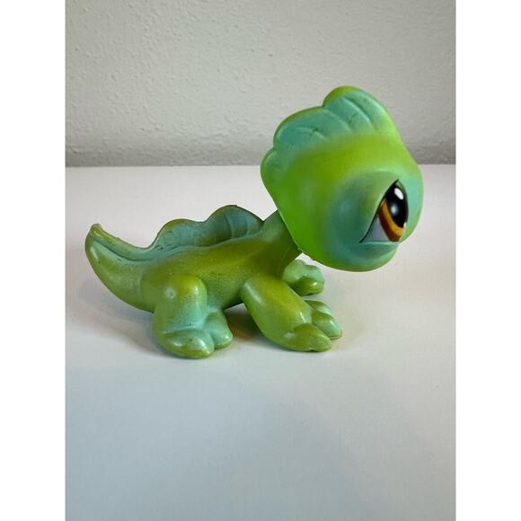 Littlest Pet Shop LPS  #29 Lizard Iguana Green Blue Brown Dot Eyes Pink Magnet - Picture 3 of 6